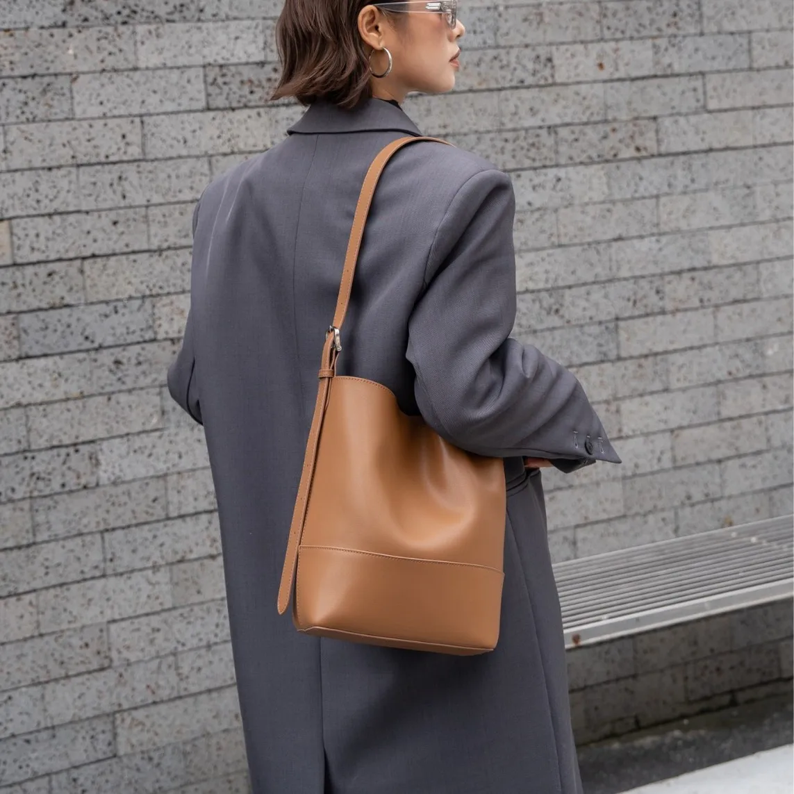 

2026 Large-capacity, Fashionable and Simple Bucket Bag, Genuine Leather Single-shoulder Bag, Niche Single-shoulder