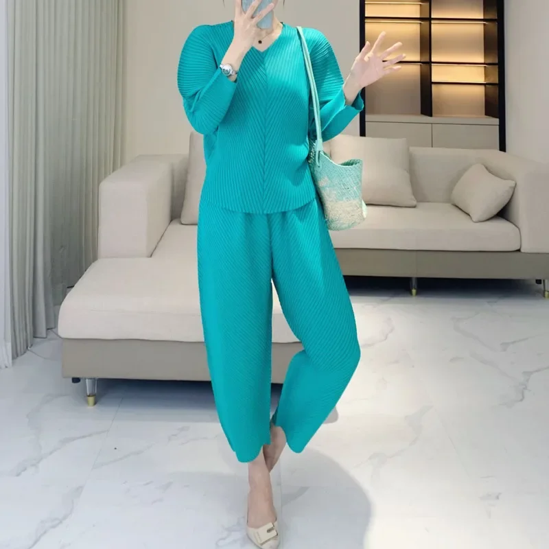 

2025 Summer New Miyake Fashion Solid Colour Folded Dress Women's V Neck Bat Sleeve Loose Design Casual Peplum High-end Dress