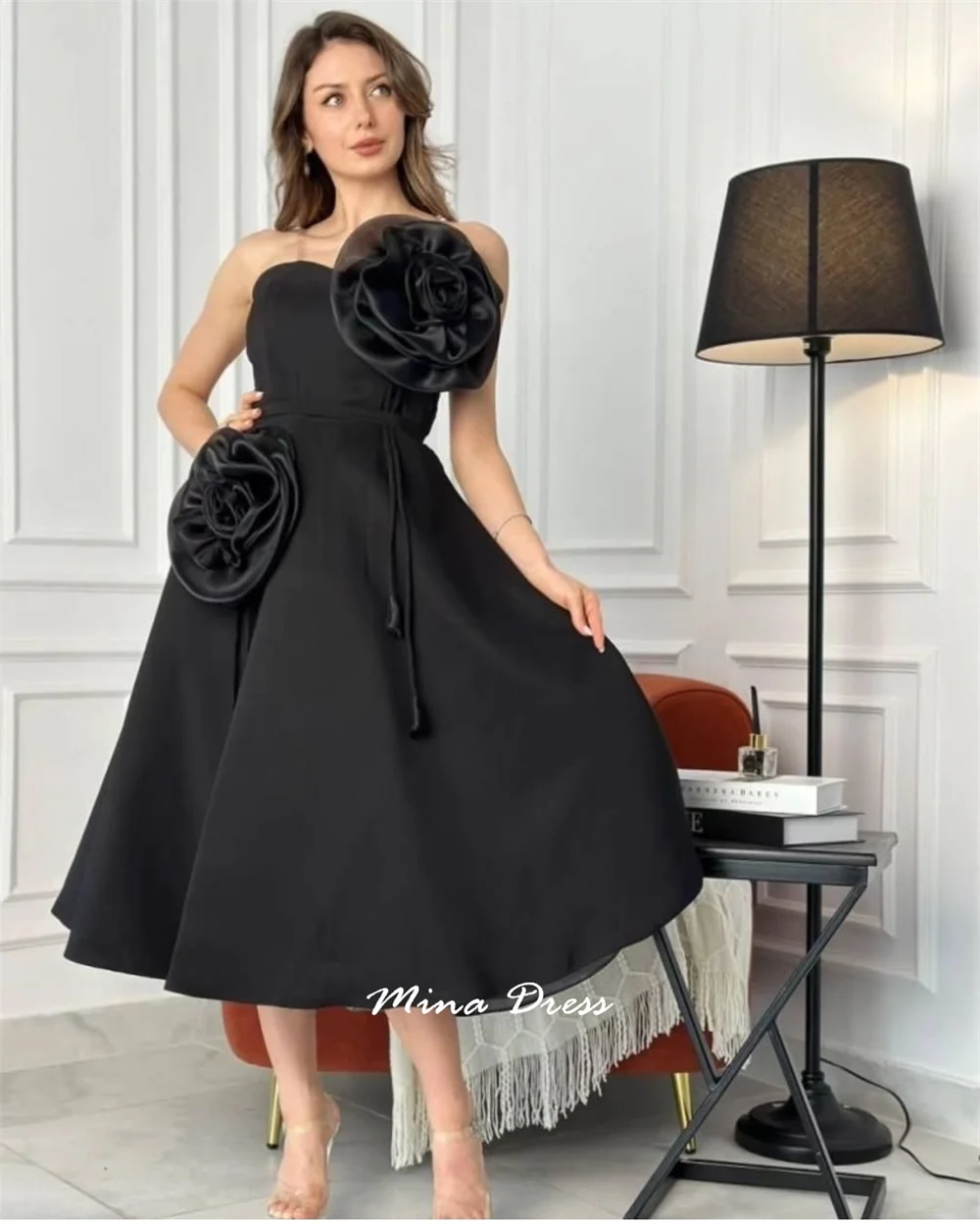 Mina สายสะพายโปร่งใสชุดพรหมสําหรับโอกาสพิเศษสไตล์สั้นชุดโอกาสที่เป็นทางการที่กําหนดเองดอกไม้สีดํา