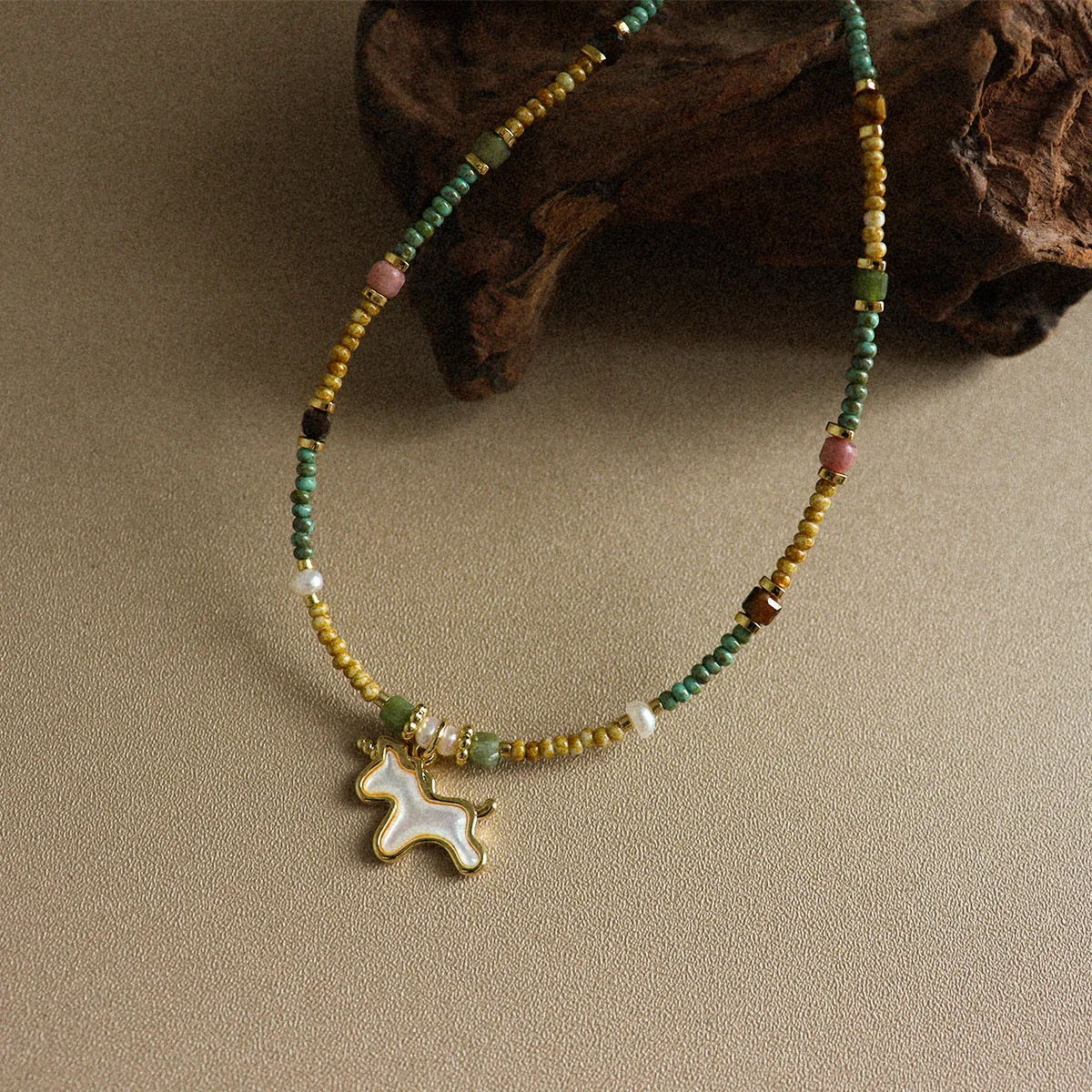 

Retro Fashion Natural Stone Shell Natural Pearl Necklace Women's Beaded Light Luxury Niche High-end Clavicle Chain