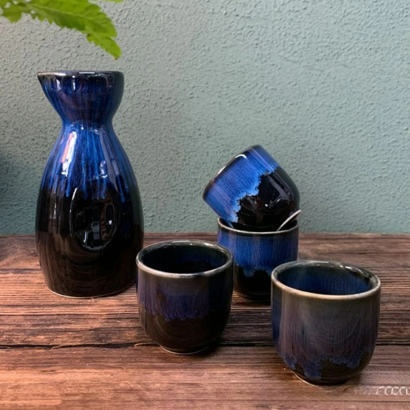 

Набор для саке в японском стиле: керамический кувшин для саке и 4 чашки для саке. Набор для дома, бара, ресторана. Креативная посуда для напитков. Подарочный набор. Новинка 2025 года.