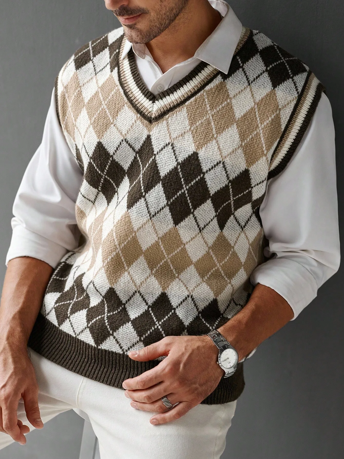 

Мужской вязаный жилет с V-образным вырезом и узором аргайл - коричневый, бежевый, кремовый
