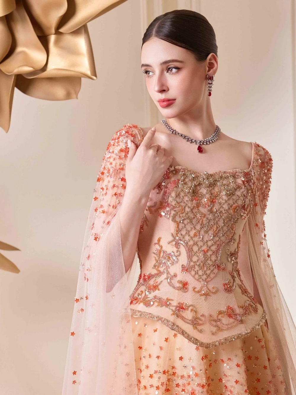 Robe de bal faite à la main avec strass et perles, élégante et glamour, manches cape à sequins, corset structuré, coupe trapèze, robe de soirée personnalisée