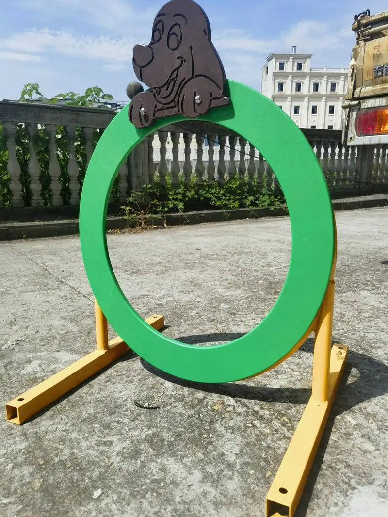 لطيف الحيوانات الأليفة الجنة الشرطة الكلب الكلب التدريب التكامل الحسي الحفر تسلق القفز تسلق سوينغ حول قضيب المادية