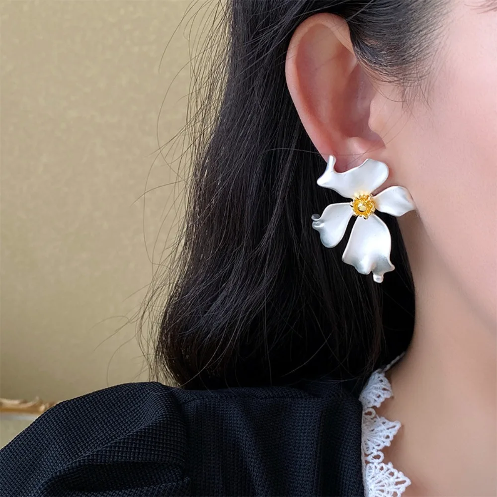 Romantic Vintage Gold Color Oversized Wavy‑Petal Floral Stud Earrings for Women Upscale Social Function Banquet Ball  Jewelry