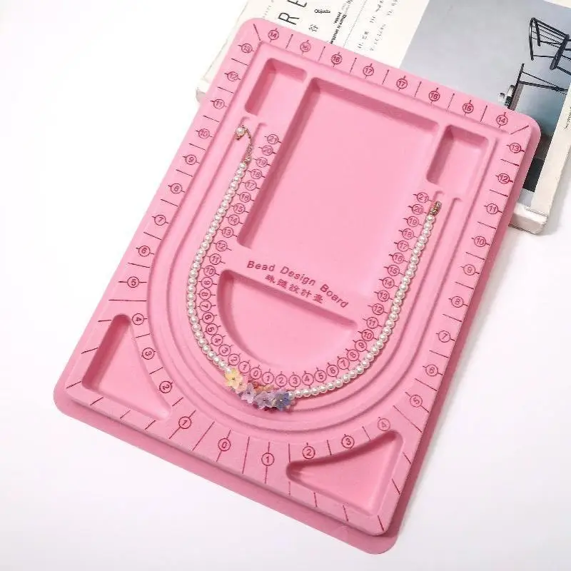 Buntes Perlenbrett für Armbänder, Halsketten, Perlenzubehör, Messwerkzeuge, Bastelmaterial für die Herstellung von Schmuck im DIY-Stil. – Detail 6