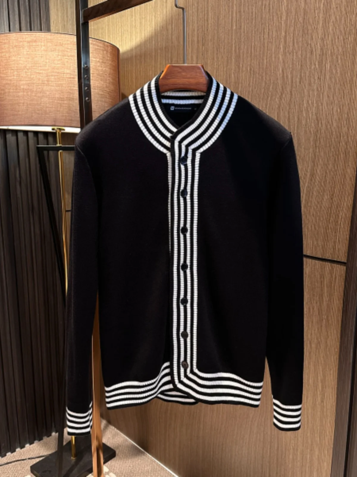 

Модный мужской вязаный кардиган в полоску с цветовыми блоками, свитер с воротником-стойкой, универсальный, осенне-зимний, новинка, городской стиль