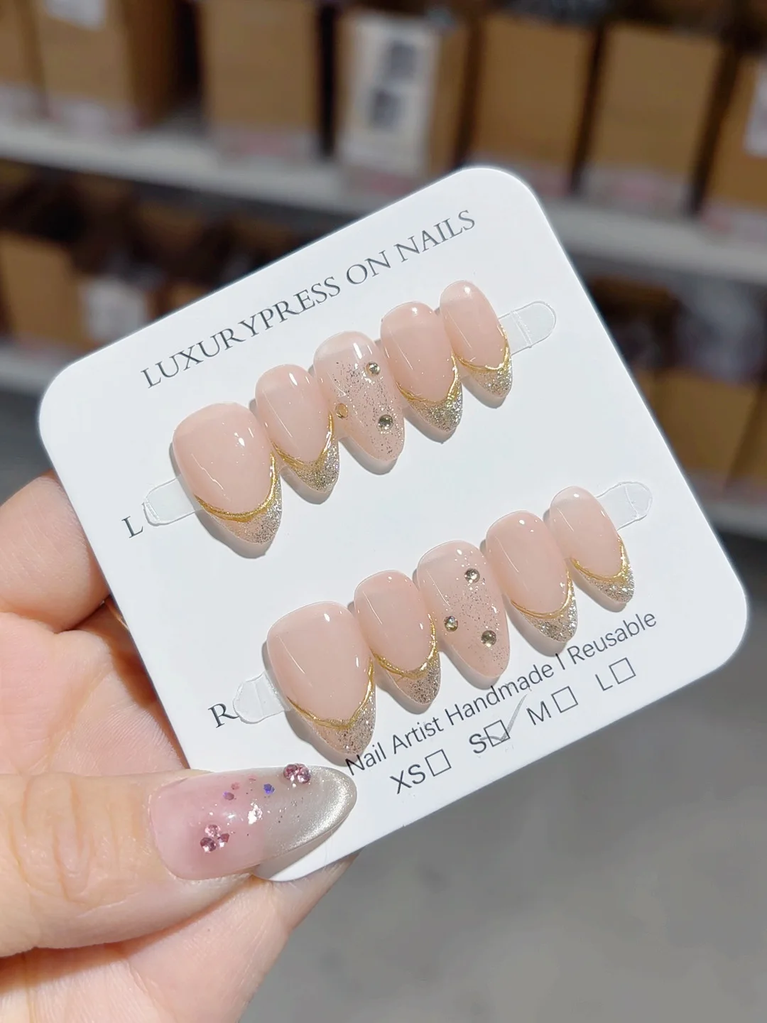 Elegante minimalistische, modieuze manicure in werkstijl met zilveren randen (B109)