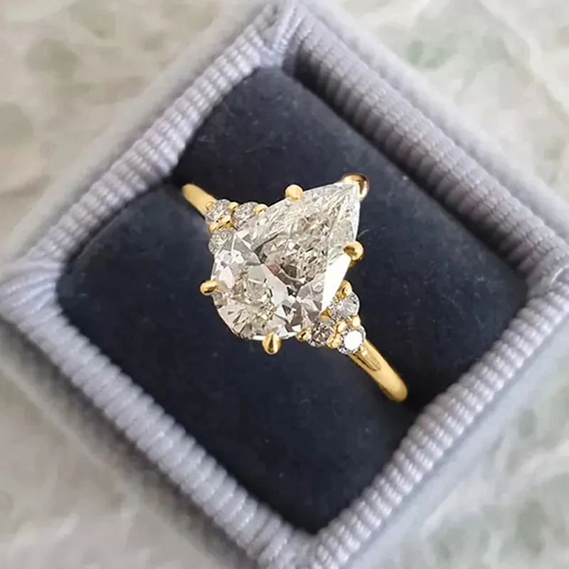 Huitan Luxus Tropfenförmigen Zirkonia Ehering Weibliche Mode Gold Farbe Vorschlag Ring für Frauen Einfache Wunderschöne Accessoires