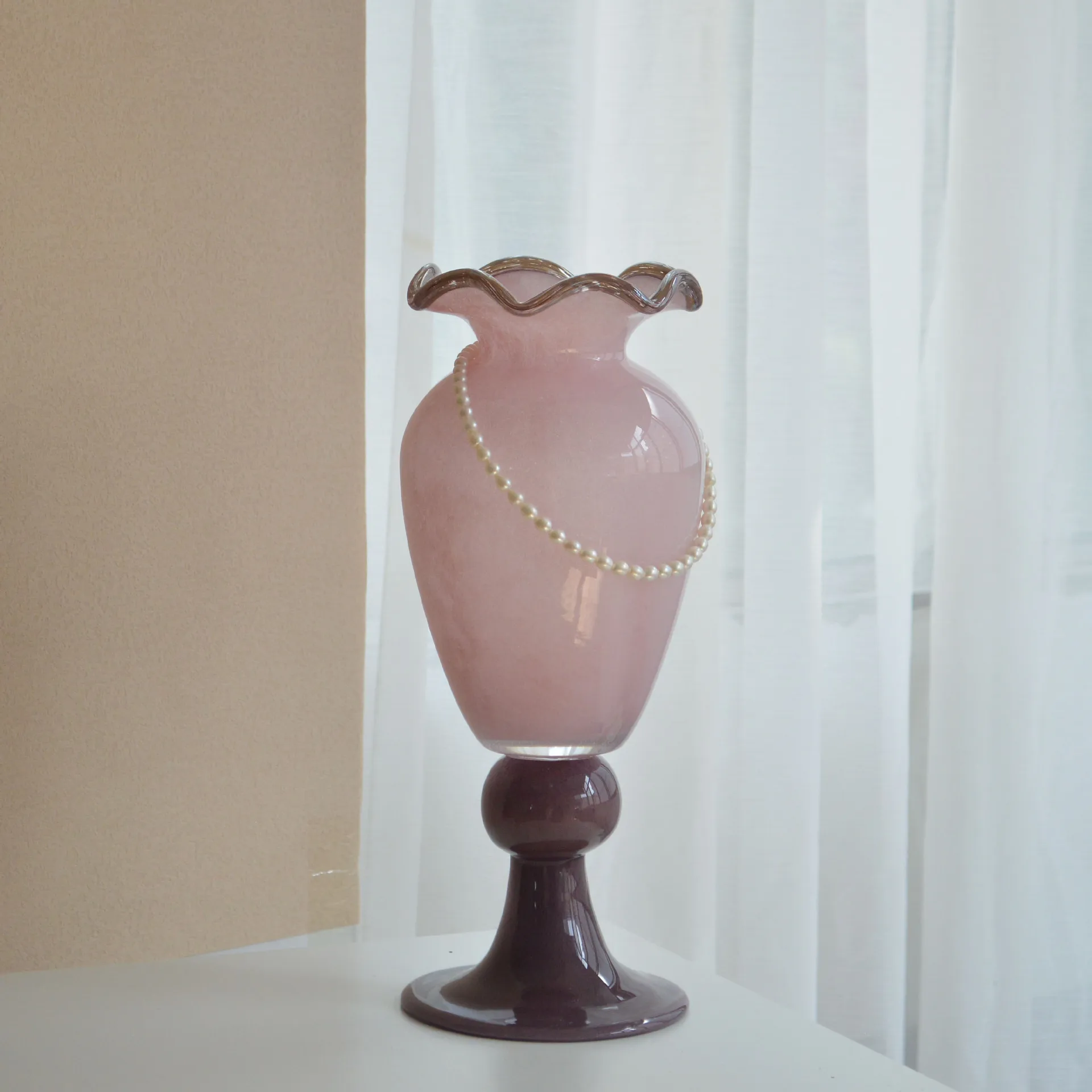 

Ваза в ретро-стиле, средневековая французская, настольная, с изображением лилии и мака, ручной работы, на высокой ножке, стеклянная, декоративная