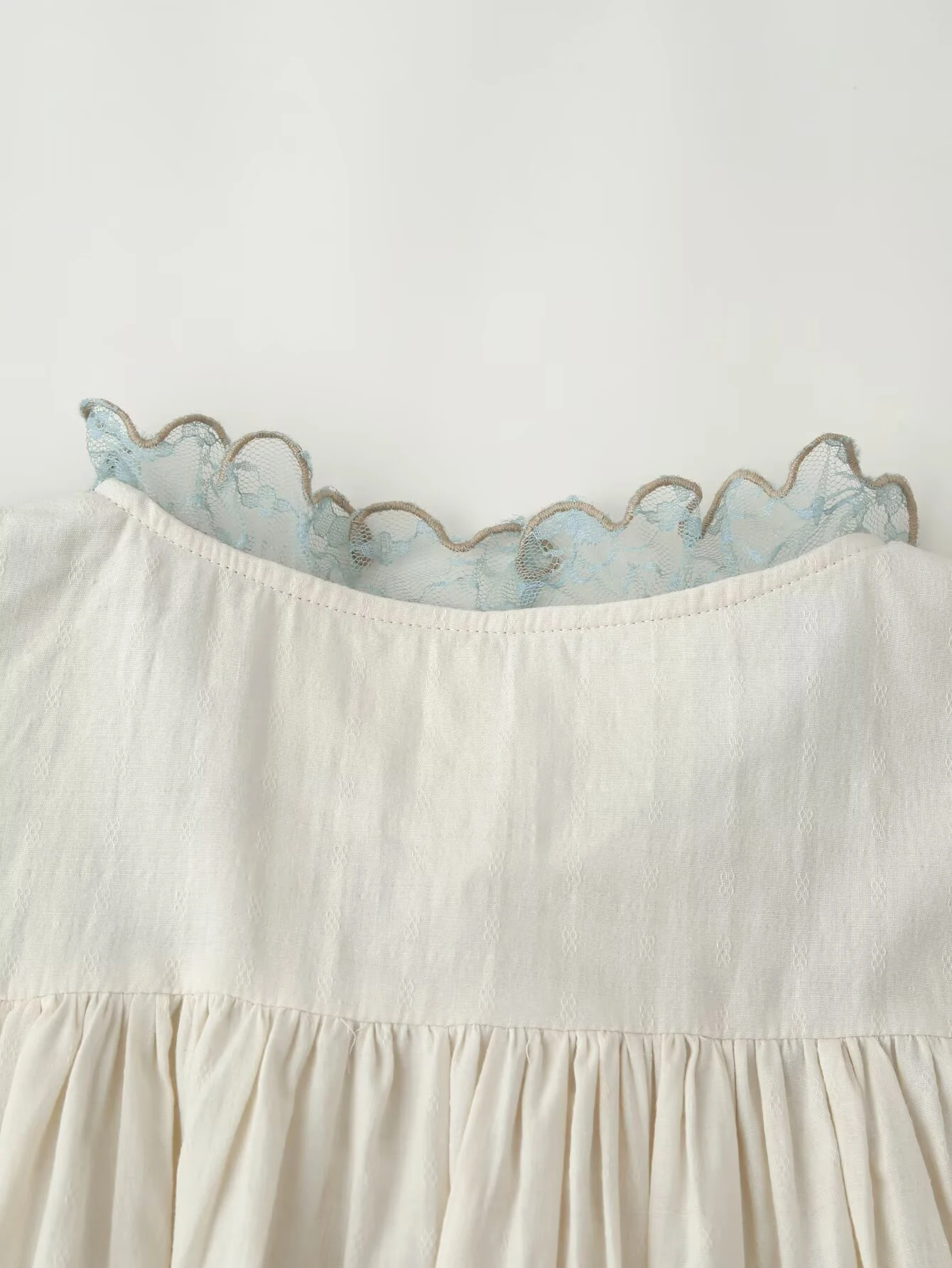 Europäischer und amerikanischer Stil 2026 Herbst Neue Damen-Freizeitbluse mit Farbblock-Design, Spitzen-Patchwork und V-Ausschnitt, Kurzarm – Detail 5
