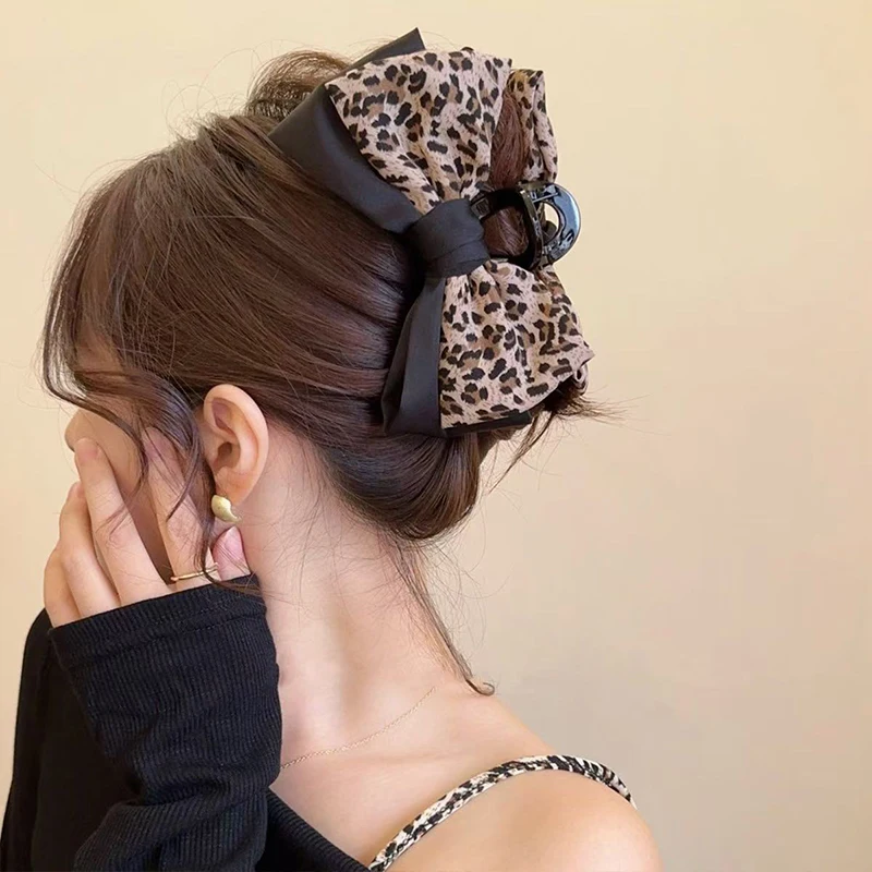 قطعة واحدة من مخلب الشعر الكلاسيكي الأنيق بطباعة الفهد، مشبك شعر بطبقة مزدوجة من القماش بطبعة الفهد ومخلب شعر على شكل سمكة قرش