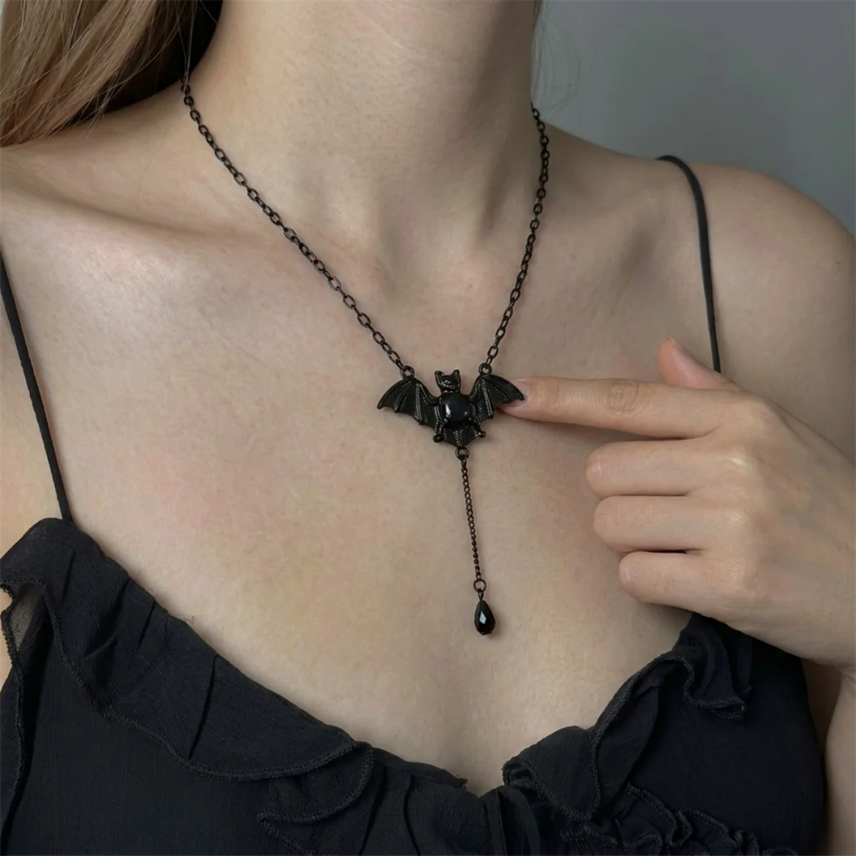 Kreative Gothic-Halskette mit rot-weißem Kristallperlen-Fledermaus-Anhänger für Damen und Herren, Halloween-Punk-Flugfledermaus-Choker, Cosplay-Party-Schmuck – Detail 16