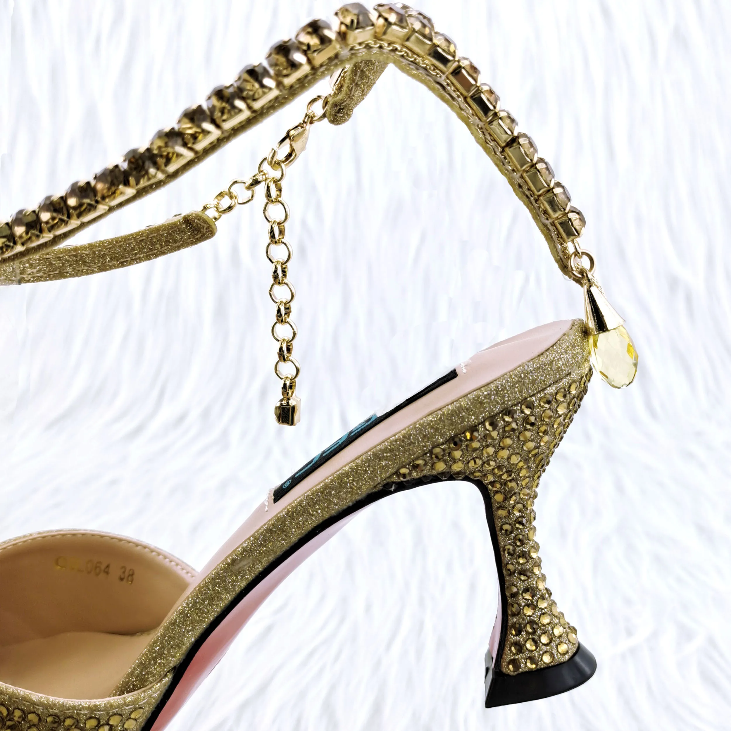 New Arrival Fashion Style Pointed Shoes Bag Soft Handle Bag Anklet Design Medium Heel Ladies Shoes Suitable for Wedding Party