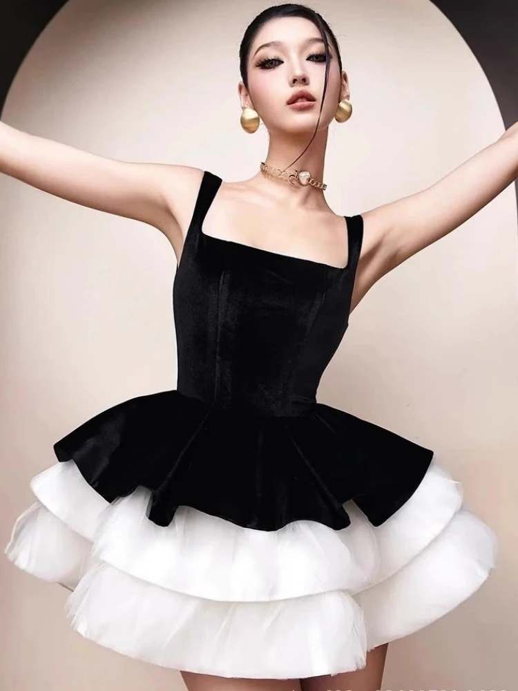 Sexy cinta de espaguete pescoço quadrado babados mini vestido feminino veludo preto sem mangas rendas em camadas a linha vestidos festa à noite