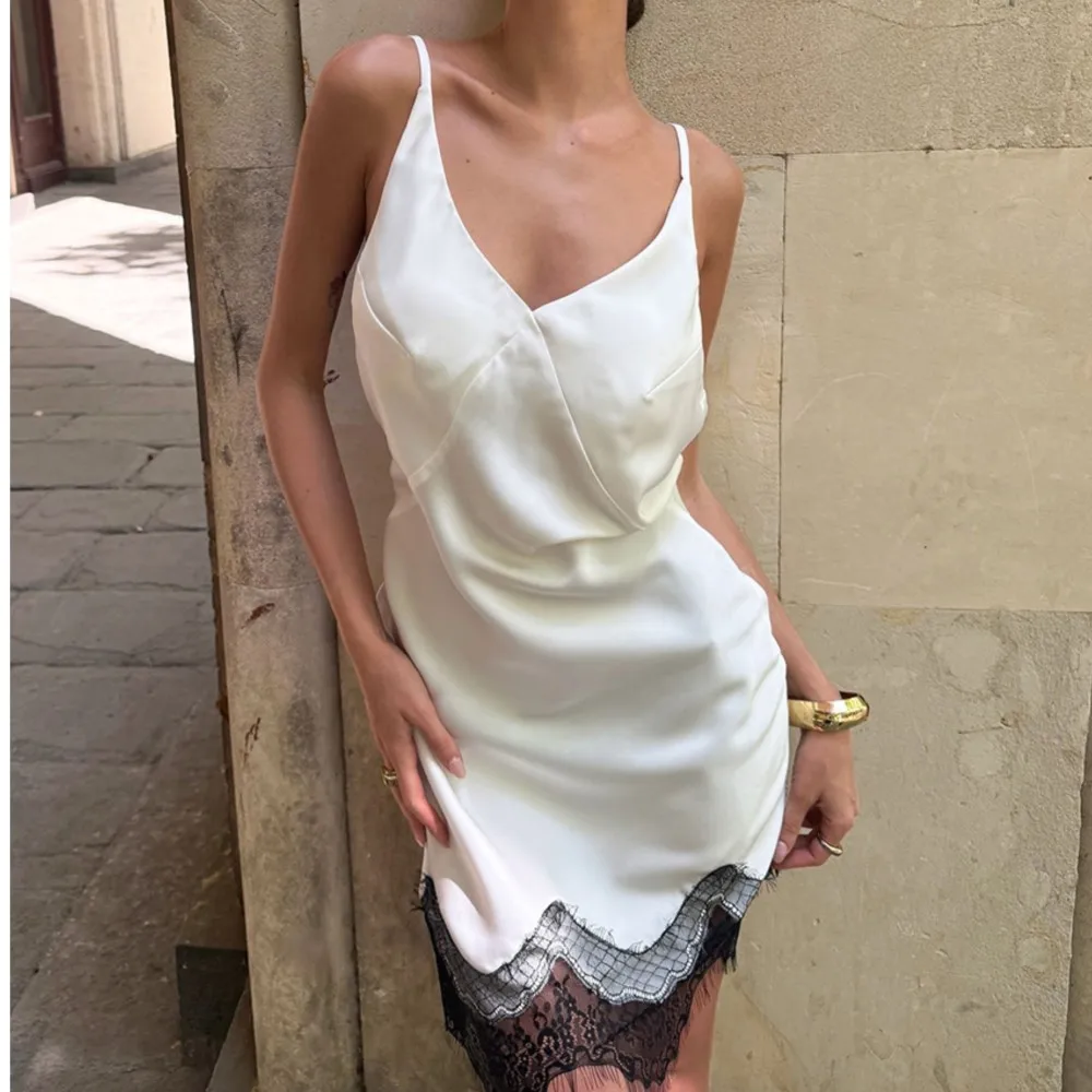 

Lace Suspender Dress Elegant Fashionable Spring Summer Elegant Loose Street Style V-neck Splicing High-waisted Short Dresses