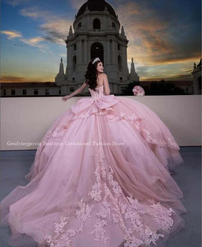 Vestido de quinceañera de lujo de princesa rosa, vestido de quinceañera con hombros descubiertos, tren de la Catedral, apliques de encaje, vestido de fiesta con lazo de hadas, 2024