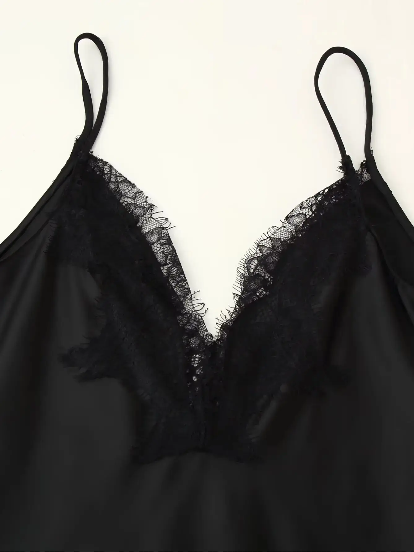 Robe à bretelles en dentelle pour femmes, tempérament polyvalent européen, Sexy, col en v, ourlet asymétrique, Robe en Satin de soie, 2025