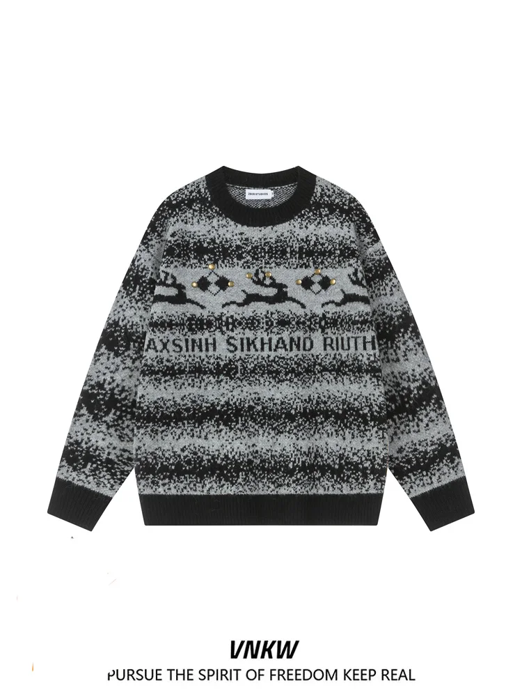 

Американский уличный стиль: модный унисекс свитер оверсайз из утолщенного трикотажа с эффектом окрашивания и цветовыми блоками