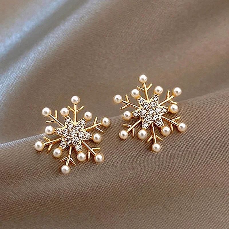 Huitan Minimalistische Goldfarbene Schneeflocken-Weihnachts-Ohrstecker mit Vollperlen-Imitation und Glänzenden Zirkonia-Steinen, Eleganter Party-Schmuck
