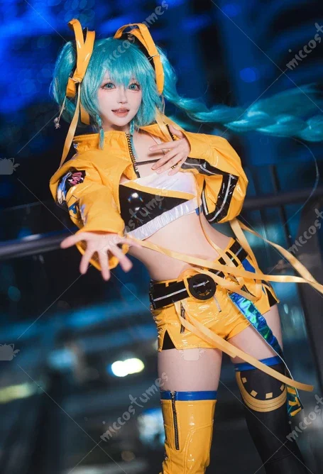 شورت علوي للعب الأدوار مع سترة بأكمام طويلة وغطاء للساق الصفراء للنساء أزياء تنكرية للذكرى السنوية 17 الجديدة 2025