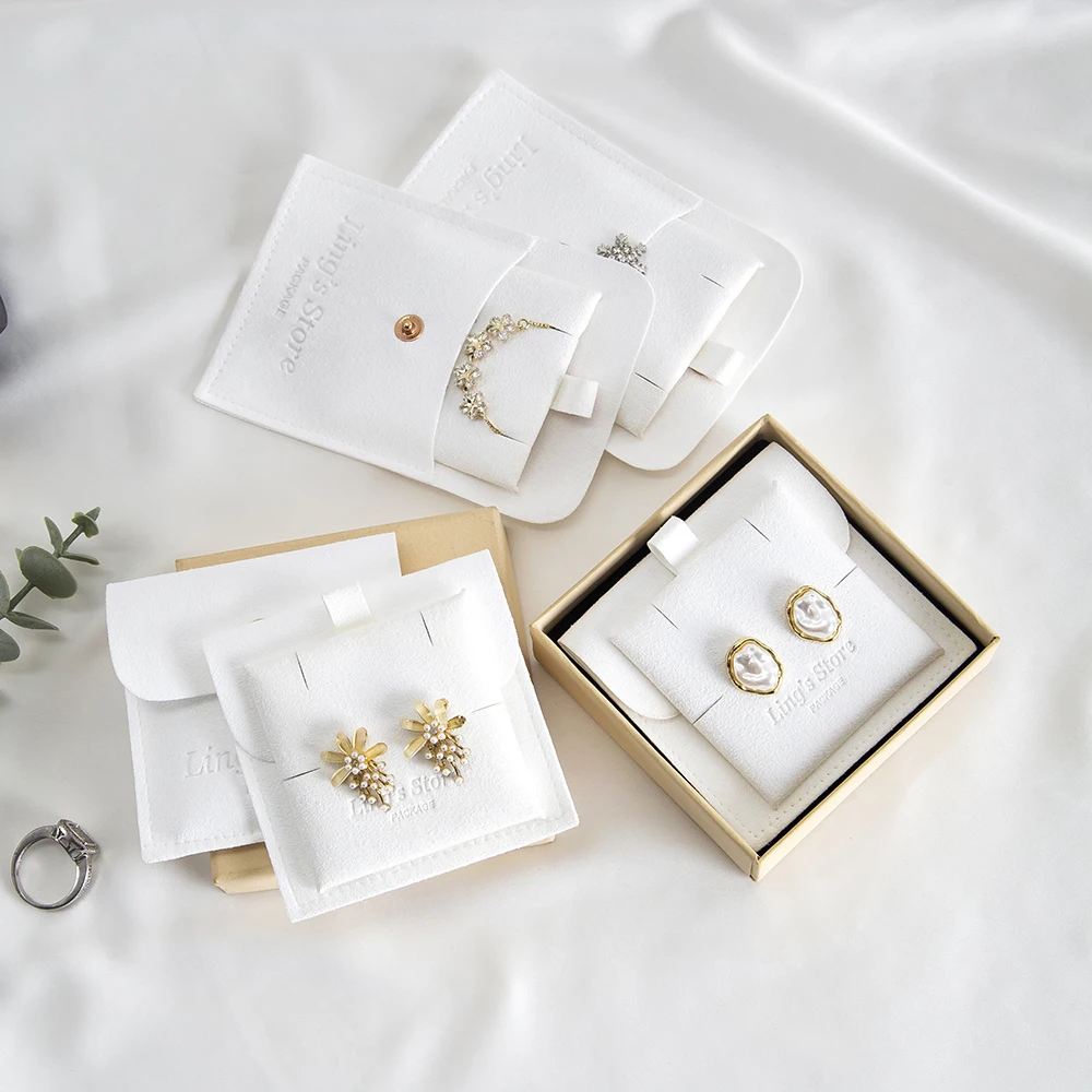 

20/50/100 компл., белые ювелирные изделия с логотипом, сумка-защелка из микрофибры, 8x8 см, сумка на пуговицах, вставка 6x6 см, серьги-гвоздики, подушечка для ожерелья, карты