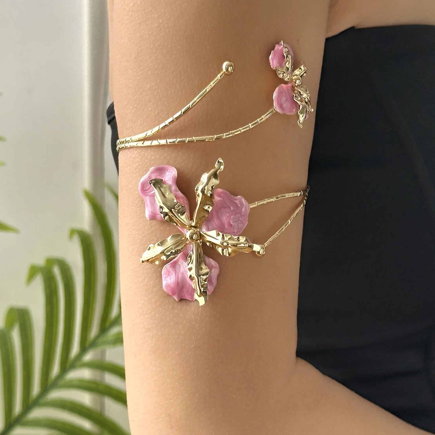 Elegantes, sexy florales Armreif-Design für Damen – Vintage-Emaille-Blumen-Oberarmreif für Party, Urlaub und als Schmuckgeschenk – Detail 2