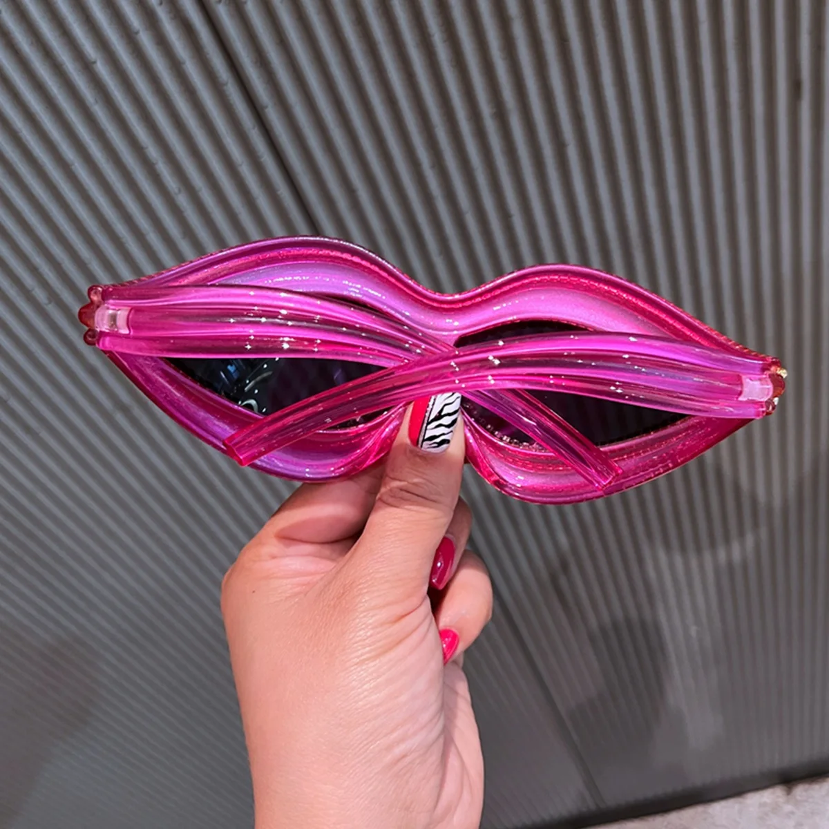 2025 النظارات الشمسية النسائية العصرية نمط إطار كبير المتضخم نظارات فاخرة اللؤلؤ الديكور خمر نظارات Marcas De Lujo المقلدة #6