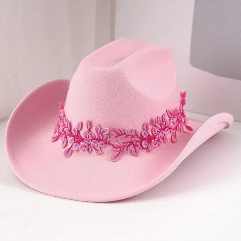 This felt hat with three-dimensional leaf decorations creates a gentle atmosphere It's fashionable and stylish for lovers