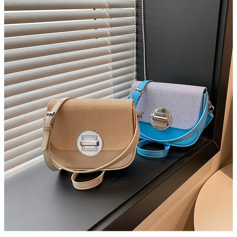 

Elegant Women's Handbag With Messenger Strap Leather Material Classic Tote Design High-Quality Crossbody Option For Ladies