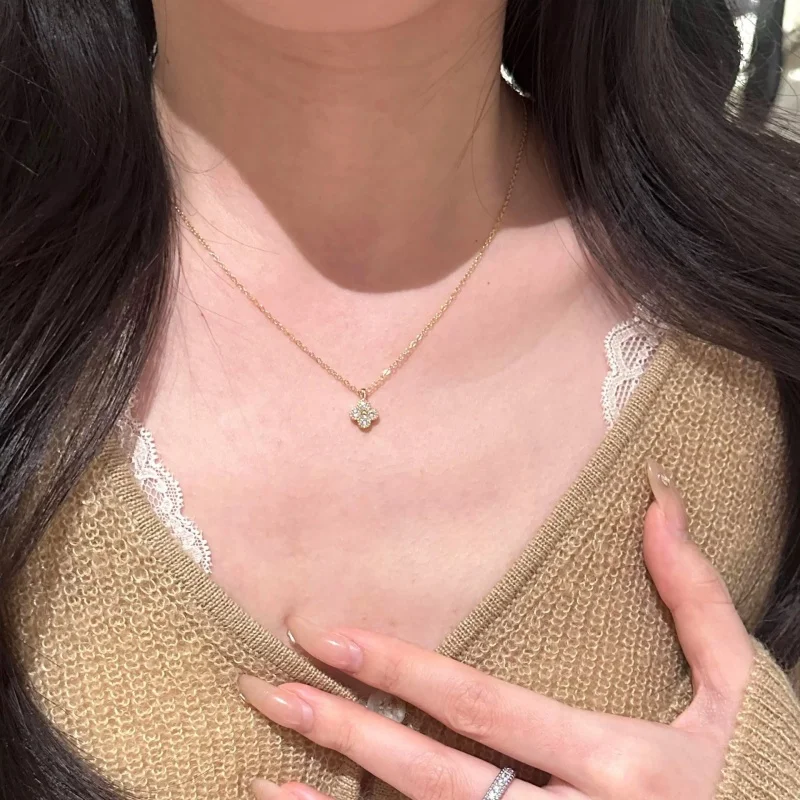 

Ladies Shining 14K Diamond 4 Flower Pendant Necklace Simple Luxury High Sense of Style Clavicle Chain Multi-functional Neck