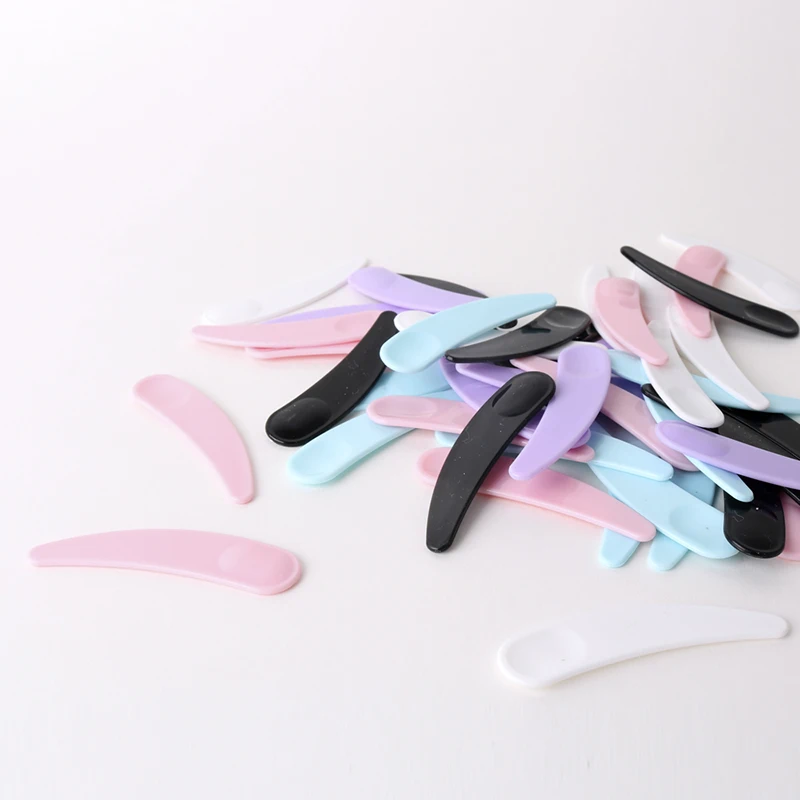 J59(1)--- 25個/ロット 高級感あふれる三日月型スプーン フェイスクリームスプーン ミニコスメスクレーパー マスククリームスプーン アイクリームスプーン