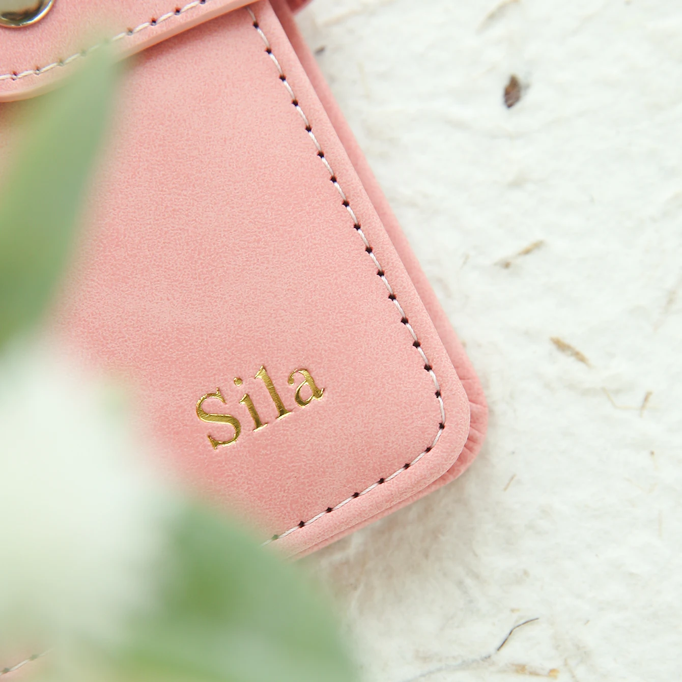 Juego de porta pasaporte para pareja con nombre personalizado, paquete de regalo, conjunto con caja de regalo de viaje de gamuza con monograma dorado personalizado, 2 uds.