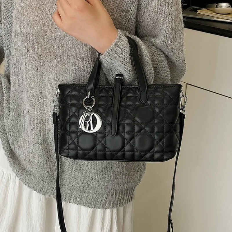 حقيبة كروس نسائية قابلة للتعديل مناسبة للتخصيص لأنواع الجسم المختلفة والارتداء متعدد الاستخدامات