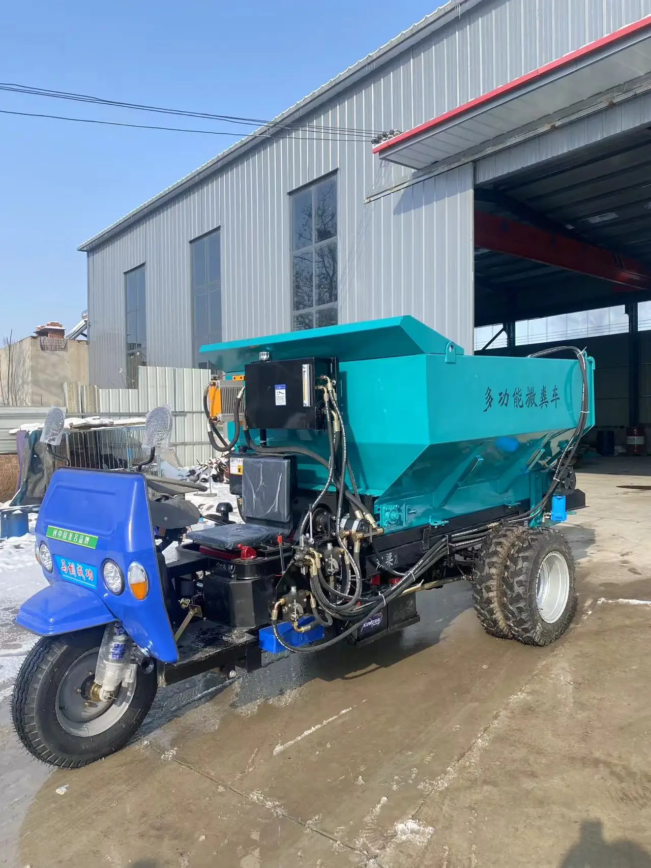 Heavy-duty diesel Three-wheel Organic Fertilizer Spreading Vehicle Double-disc Automatic Organic Fertilizer Spreading Machine