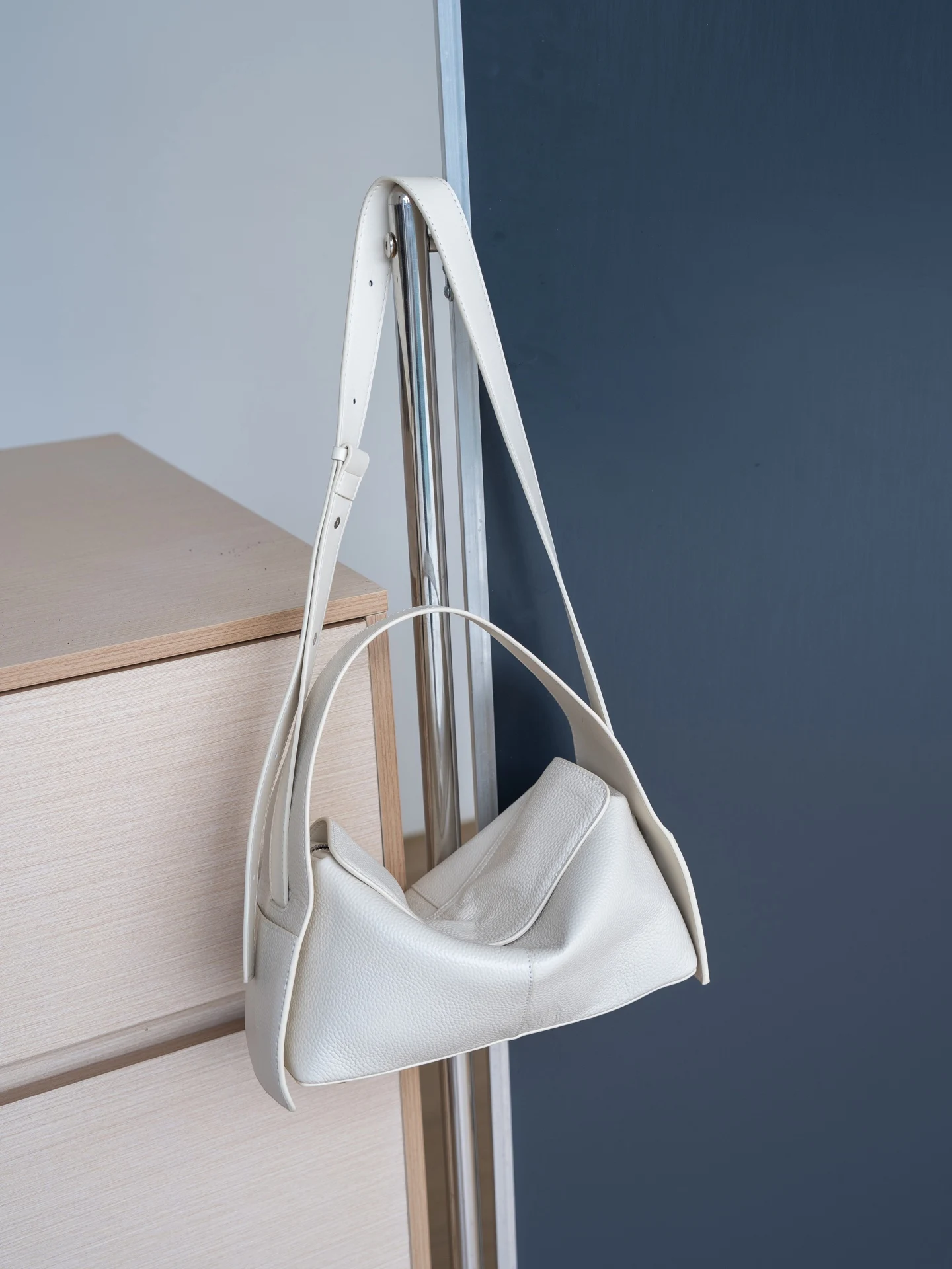 Spring & Summer New Arrival Full-Grain Leather Eaves Bag with Detachable Top Handle, Ear Detail Design, Genuine Leather Women's