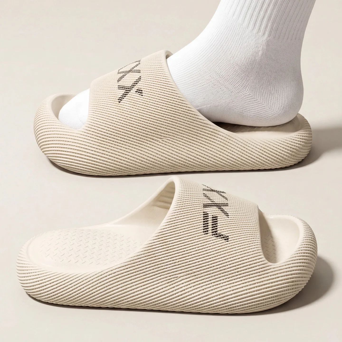 Damen- und Herren-Hausschuhe, dicke, weiche Sohle, rutschfest, „Cloud“-Design, schnelltrocknend, superweich, Badeschuhe, Hausschuhe für drinnen und draußen. – Detail 11