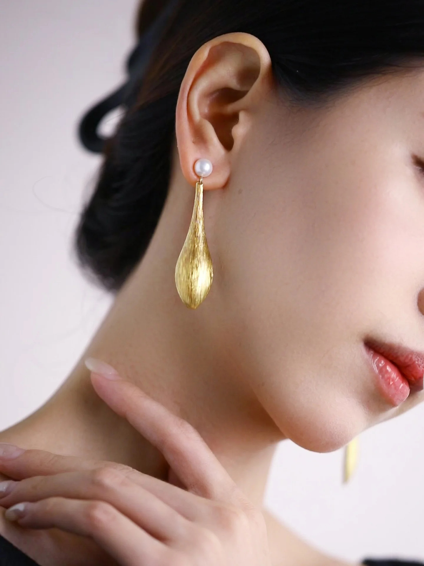 jojo-studio-roman-luxury-gold-matte-pearl-tear-drop-earrings-french-style-fashion-jewelry-out-pearl-ear-cuff-pair