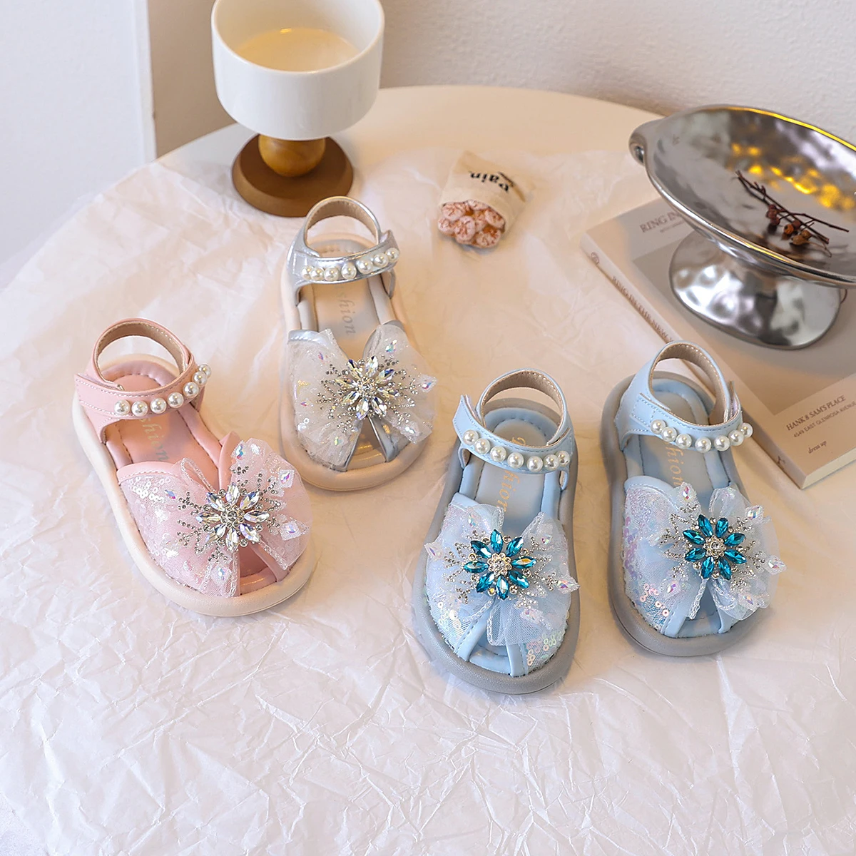 

Новые летние детские туфли принцессы для девочек, модные нескользящие универсальные шикарные модельные туфли с кружевом и бантом на мягкой подошве