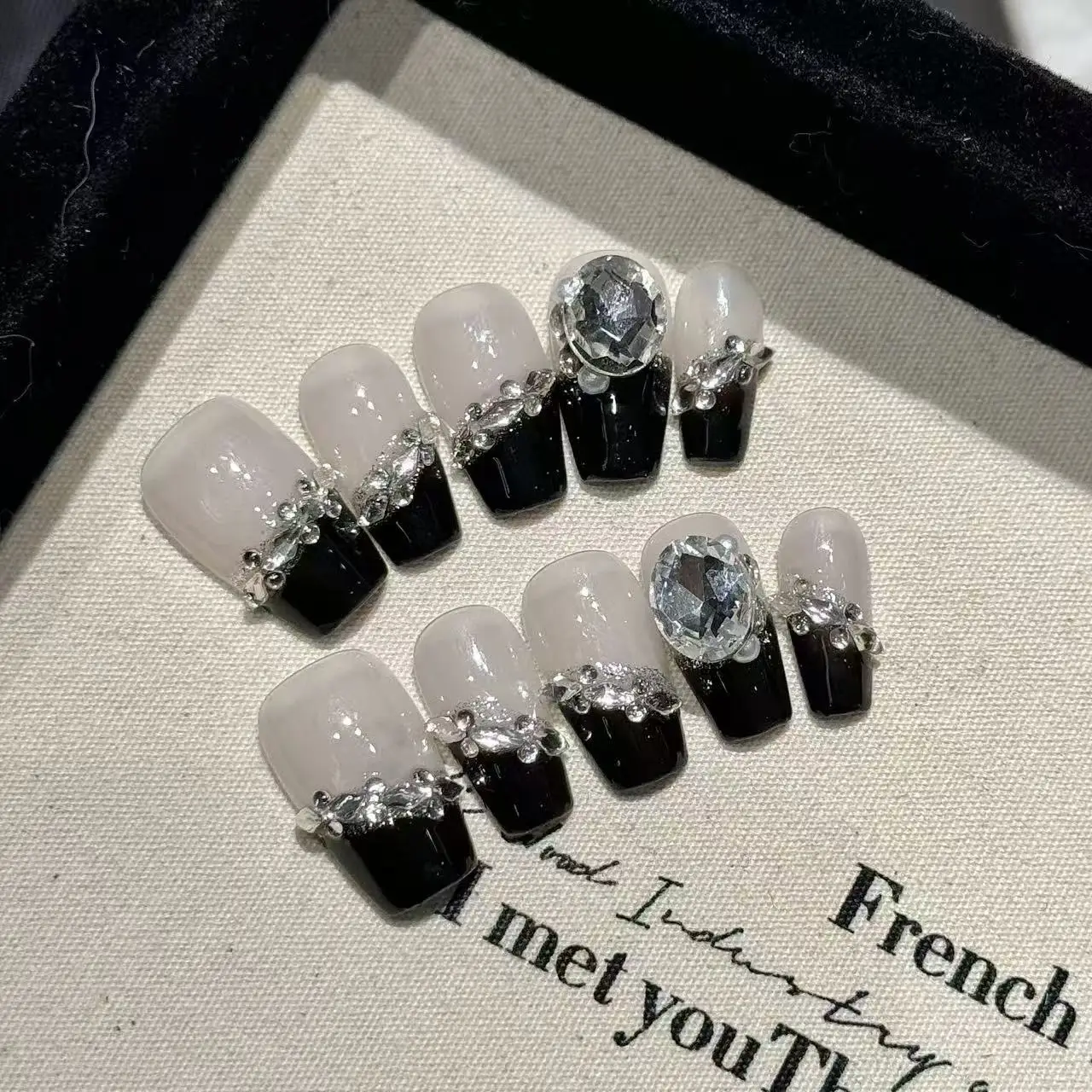 10 Stück High-End-Leicht-Luxus-Stil, handbemalter dreidimensionaler runder Diamant, schillernde handgefertigte künstliche Katzennägel