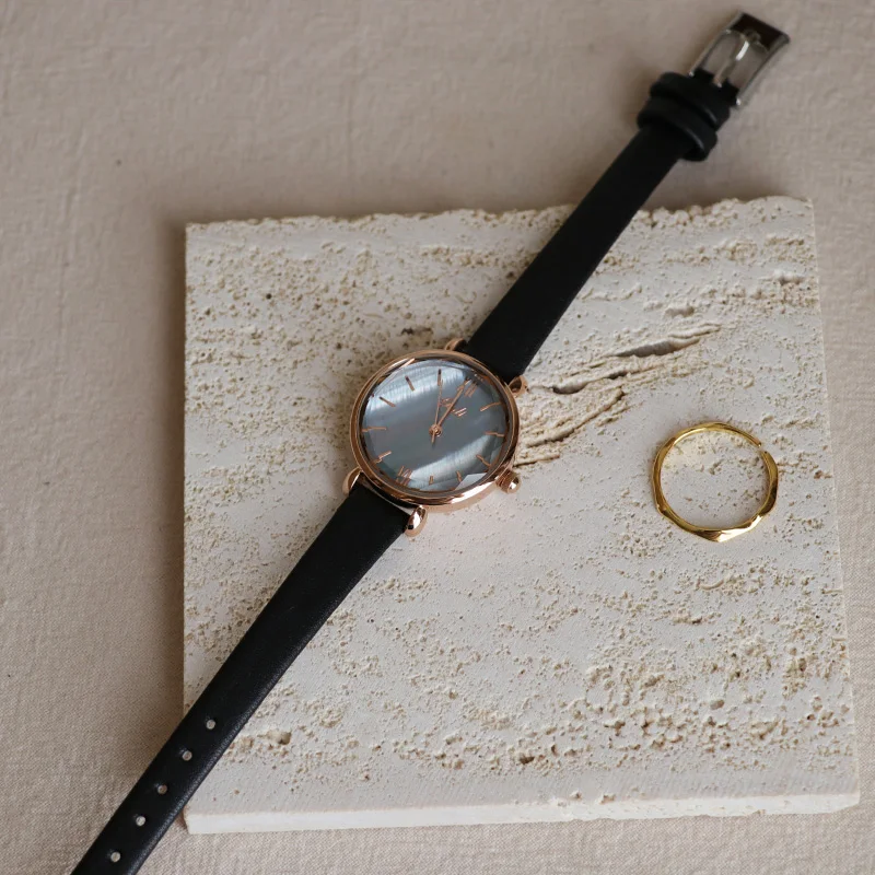 ساعة نسائية جديدة، عتيقة وأنيقة وبسيطة بمينا دائري وحزام كوارتز وحركة كوارتز ساعة يد عصرية هدية إبداعية للنساء.