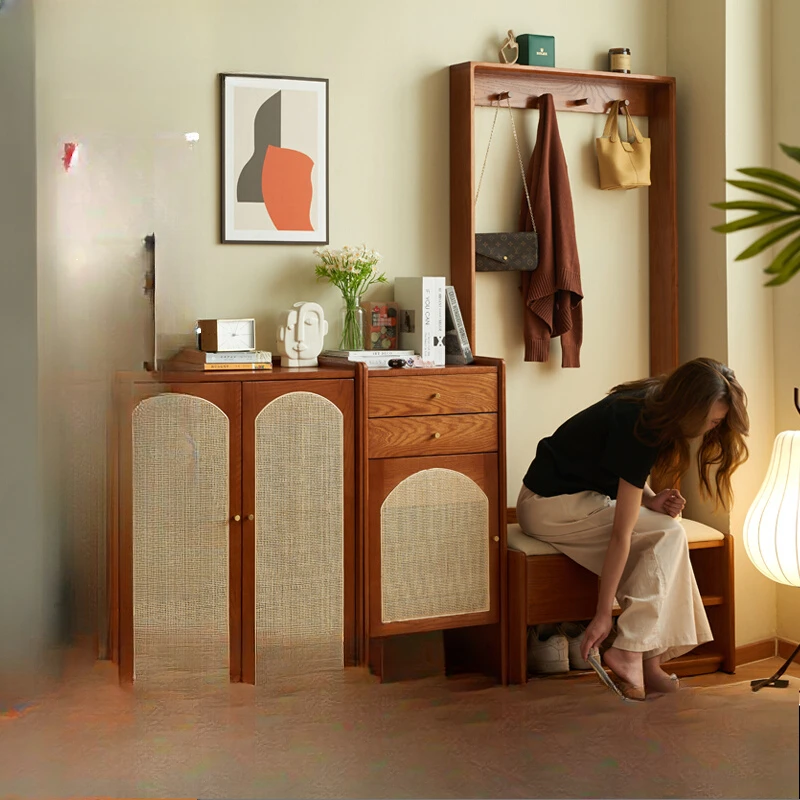 Francuska szafka na buty z rattanu w stylu retro z litego drewna, drzwi do domu, wieszak na płaszcze przy ścianie, do przechowywania w małym mieszkaniu