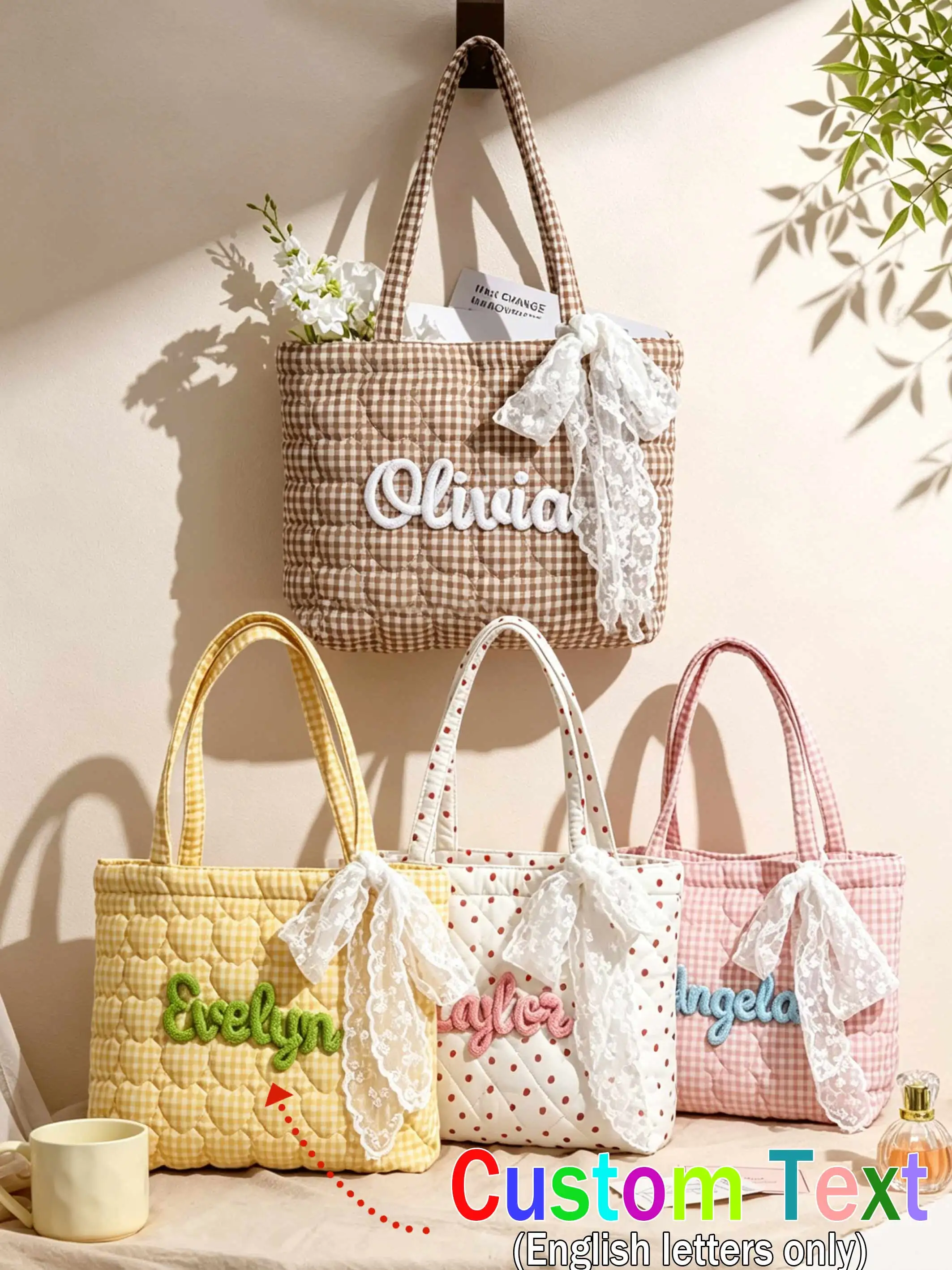 1 Personalisierte gesteppte herzförmige Handtasche mit handgesticktem Schriftzug und Spitzenband – Brautjungferngeschenk / Urlaubsparty-Tasche – Detail 8