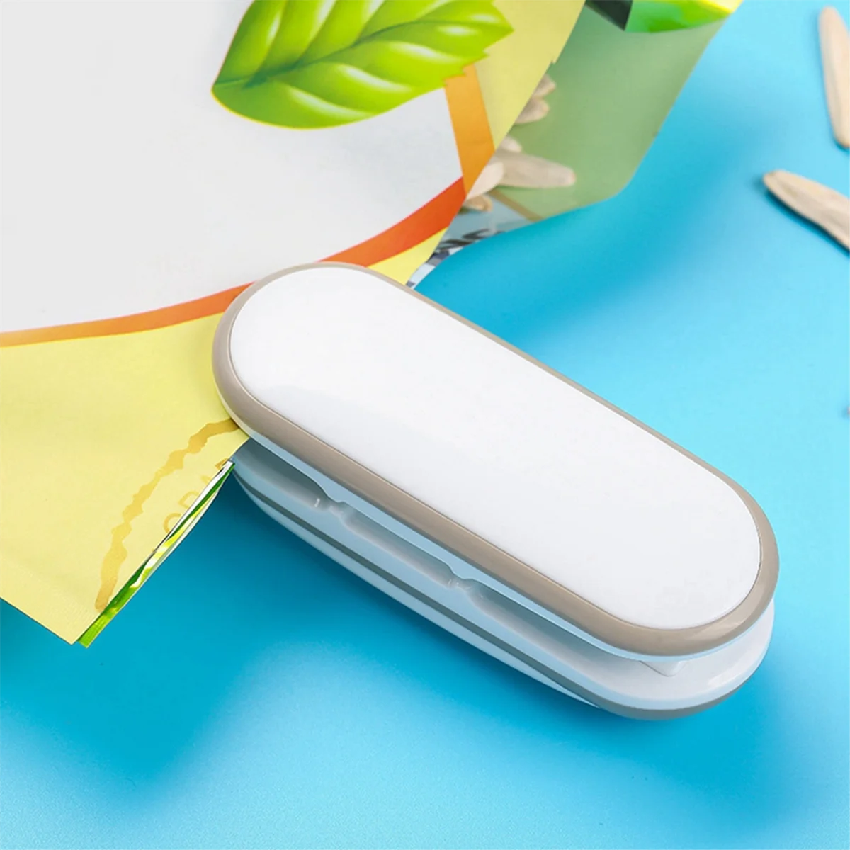 A65Z Sealing Machine and Cutting Machine, Hand-Held Heat Sealing Machine, Portable Mini Kitchen Gadgets, Used to Store Food.