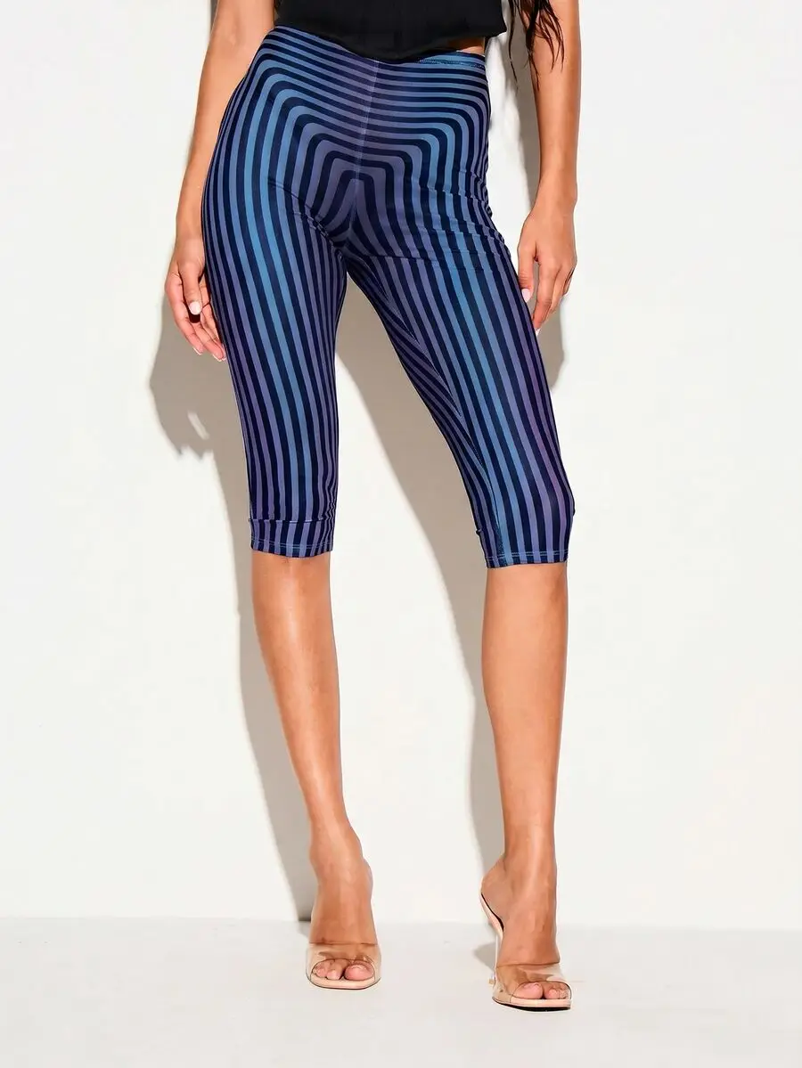 

KIZN Capri Leggings With Optical Illusion Vertical Stripe Print And High Waist Fit