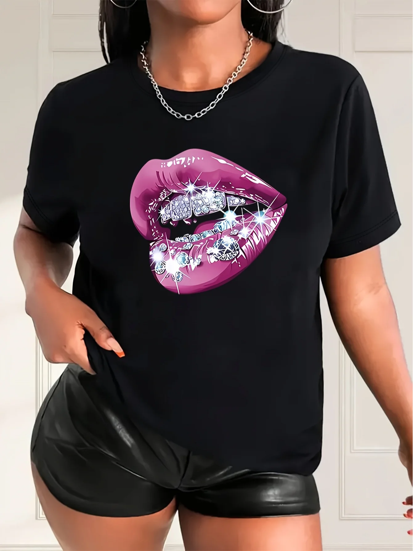 T-shirt nera casual da donna con grafica labbra viola scintillanti - Manica corta, girocollo, top morbido, ideale per l'estate e la primavera