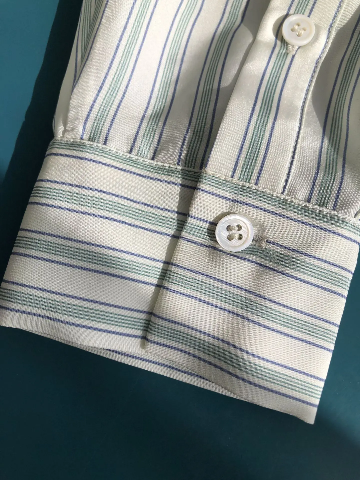 Tops de seda verde claro listra simples solta grande ombro caído camisa de manga comprida