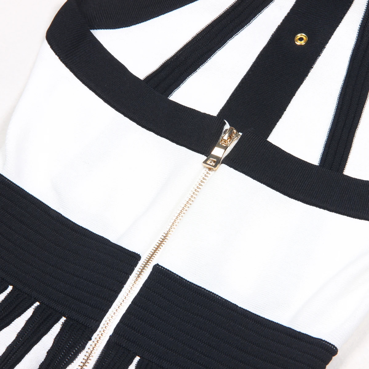 Letnia sukienka bez rękawów w stylu europejskim i amerykańskim, dopasowana, dzianinowa, z dekoltem typu halter, z plisowaną spódnicą z zamkiem błyskawicznym z tyłu.