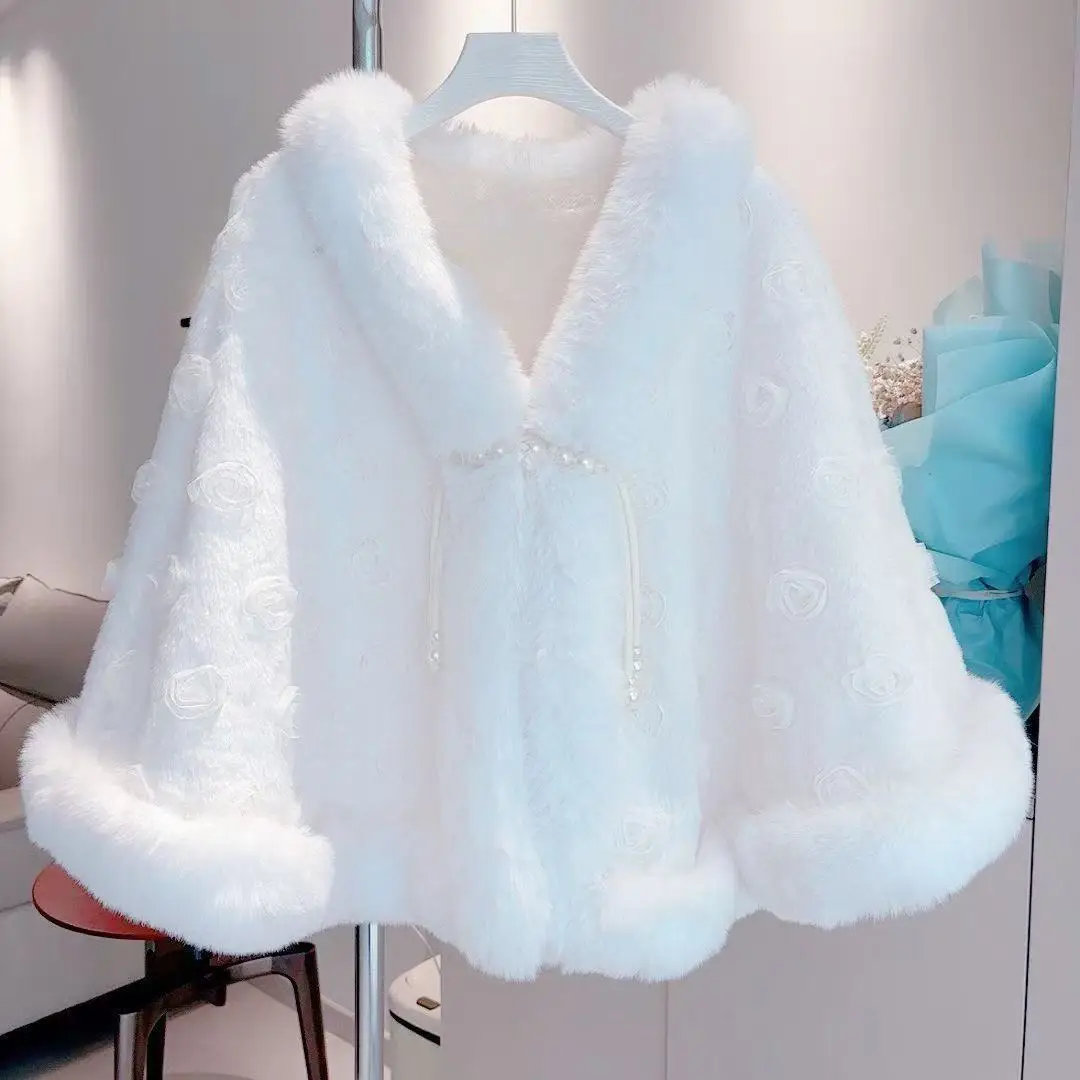 เสื้อคลุมสไตล์จีนลายดอกไม้สำหรับผู้หญิง ฤดูใบไม้ร่วง ฤดูหนาว ผ้าพลัฌหนานุ่ม ผ้าคลุมไหล่สไตล์วินเทจ ชุดกี่เพ้าระดับไฮเอนด์ เสื้อคลุมกันหนาวสำหรับผู้หญิง