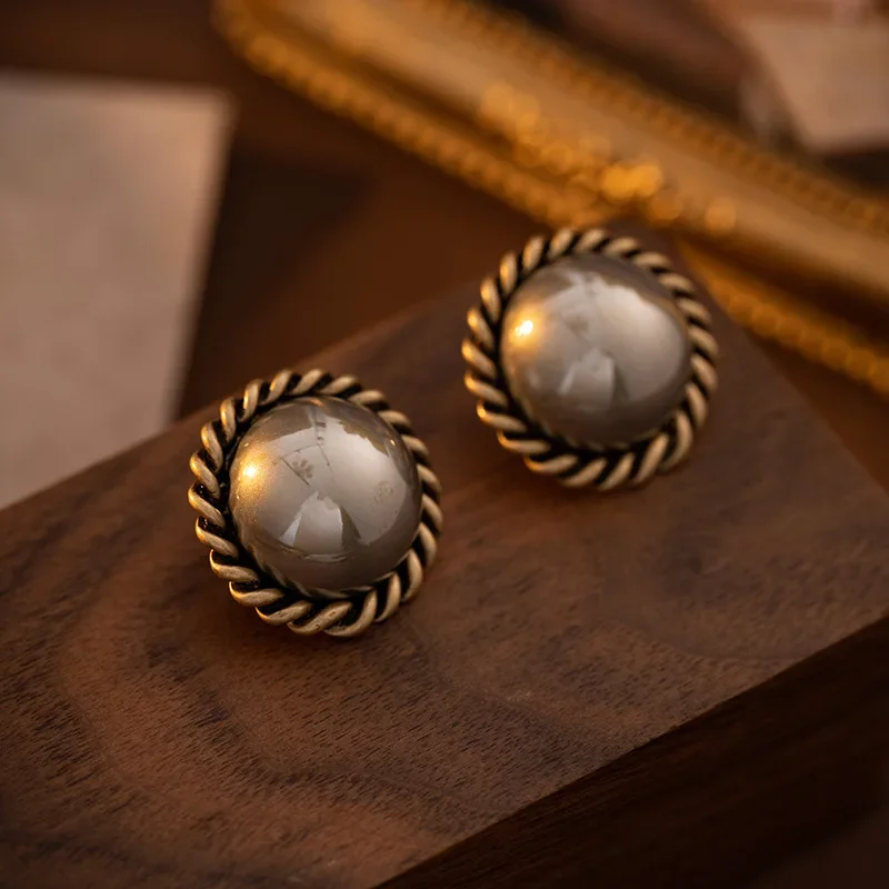 Vintage Premium Round Brown Pearl Stud Earrings for Woman Middle Ancient Style Jewelry Gift Korean Japan Temperament Party INS